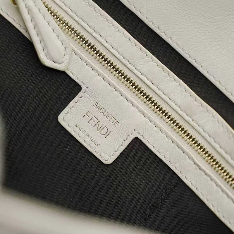 Fendi 法棍包 白色 浮雕老花中號 羊皮 26*16 99新配件塵袋-9