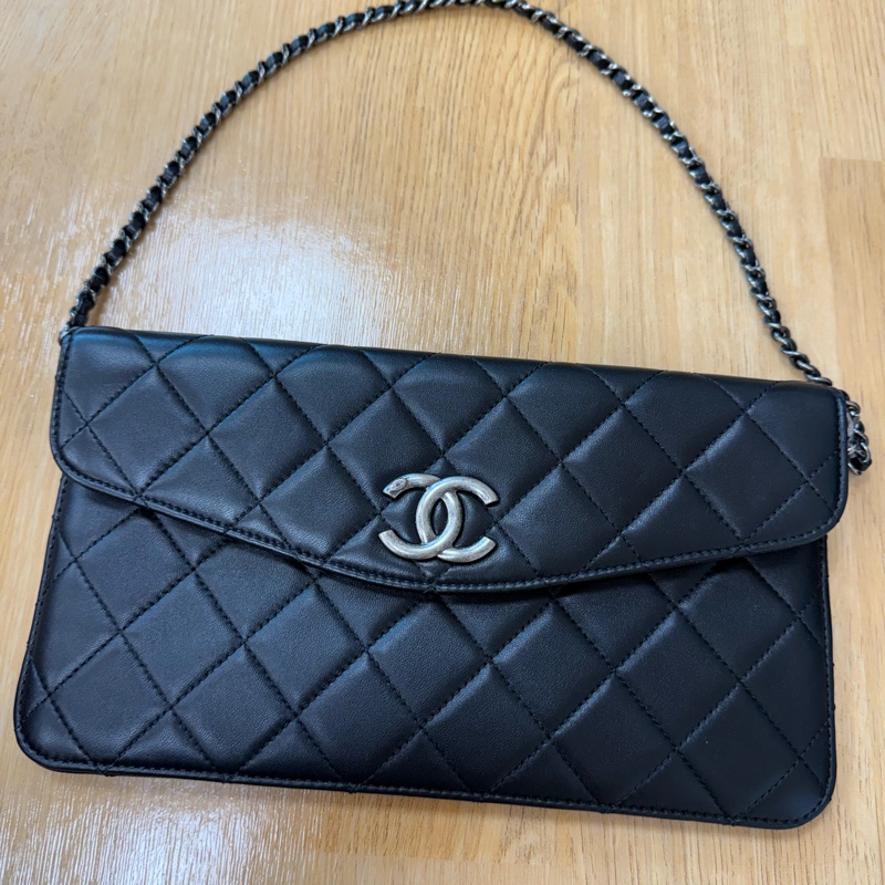 CHANEL(香奈兒) 的經典菱格紋包款,外型與其經典的口蓋長夾(Classic Flap Wallet)鏈帶手拿包-0