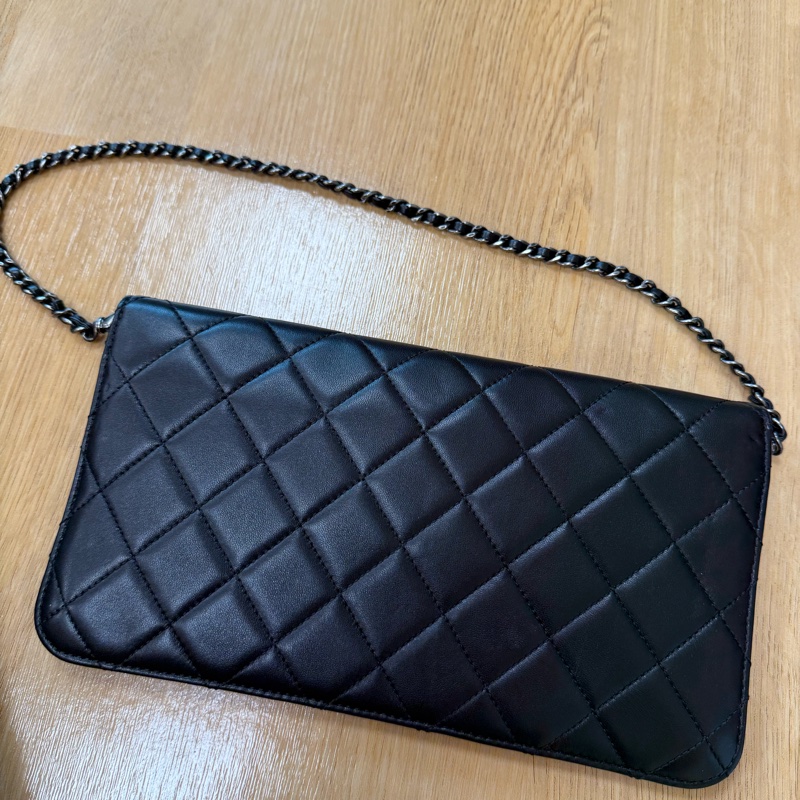 CHANEL(香奈兒) 的經典菱格紋包款,外型與其經典的口蓋長夾(Classic Flap Wallet)鏈帶手拿包-1