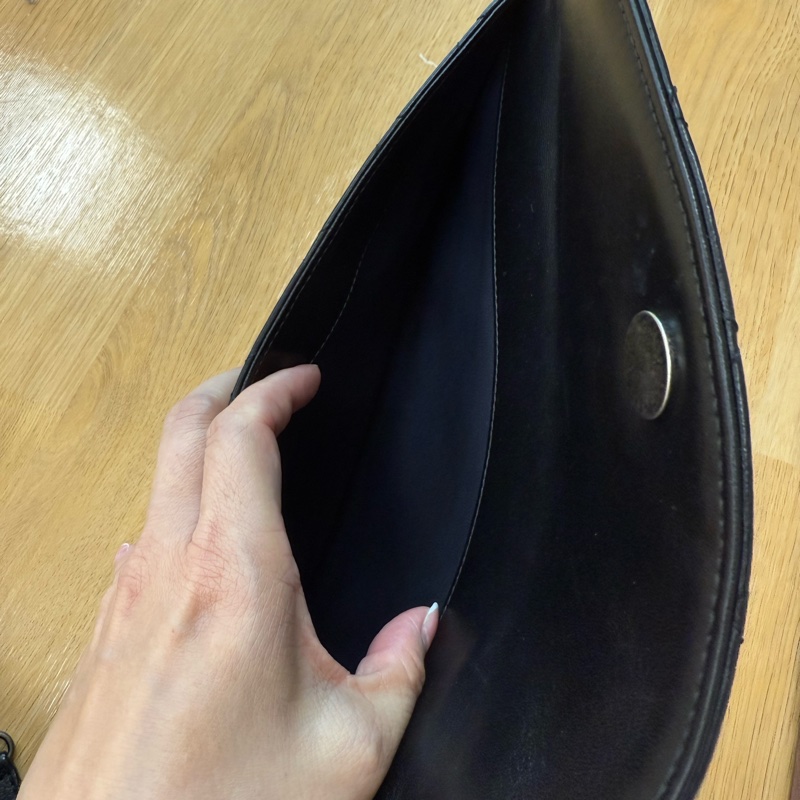 CHANEL(香奈兒) 的經典菱格紋包款,外型與其經典的口蓋長夾(Classic Flap Wallet)鏈帶手拿包-2