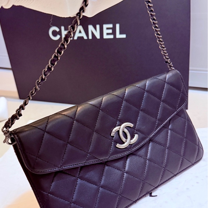 CHANEL(香奈兒) 的經典菱格紋包款,外型與其經典的口蓋長夾(Classic Flap Wallet)鏈帶手拿包-4
