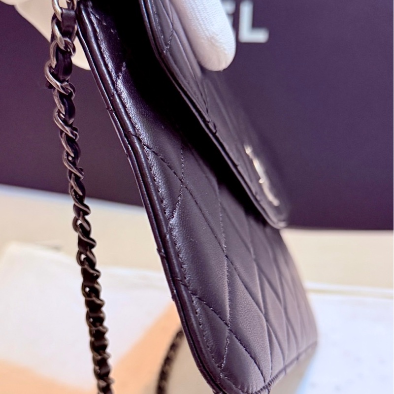 CHANEL(香奈兒) 的經典菱格紋包款,外型與其經典的口蓋長夾(Classic Flap Wallet)鏈帶手拿包-5
