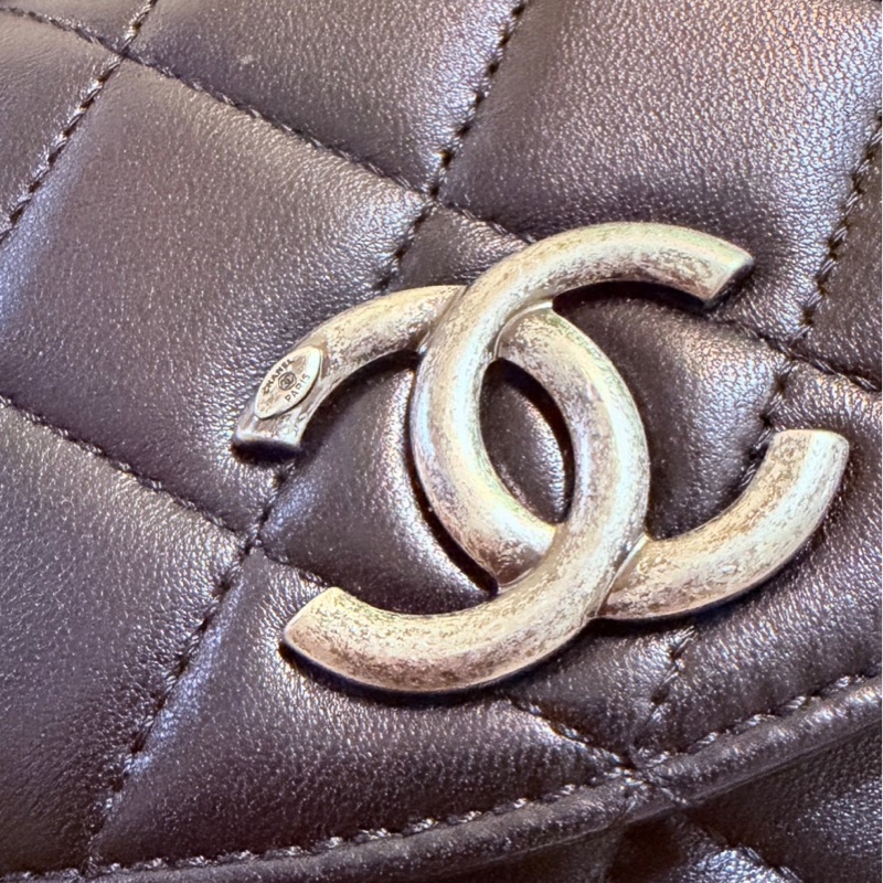 CHANEL(香奈兒) 的經典菱格紋包款,外型與其經典的口蓋長夾(Classic Flap Wallet)鏈帶手拿包-6