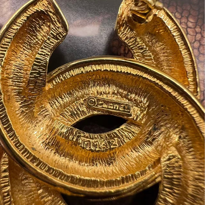 Chanel CC Logo Gold Brooch-4