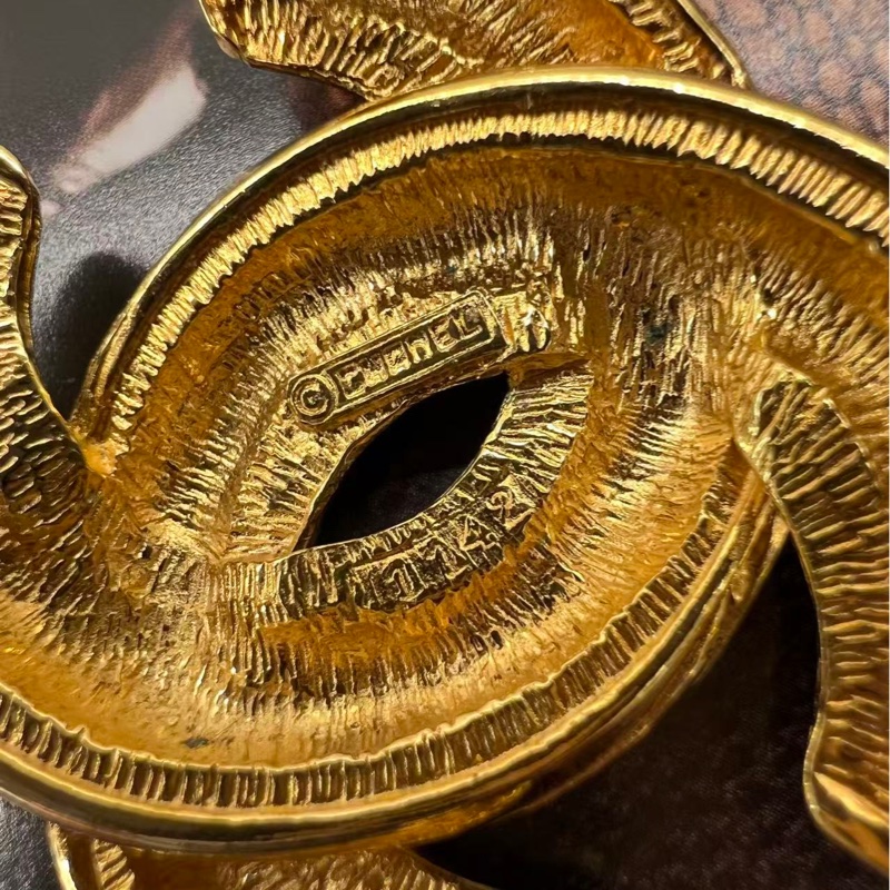Chanel CC Logo Gold Brooch-6