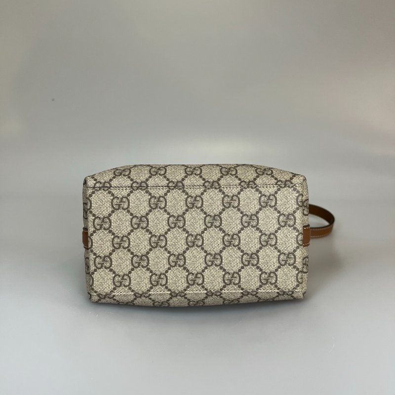 GUCCI 815118 Emblem系列手提斜背迷你水桶包-4