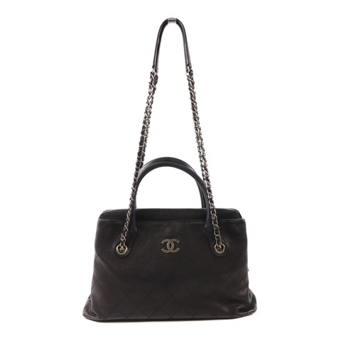 Chanel Urban Shopping Tote（香奈兒城市購物托特包），具備經典的菱格紋設計與皮革鏈條肩背帶