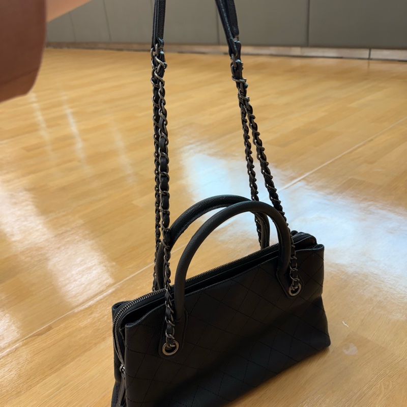Chanel Urban Shopping Tote(香奈兒城市購物托特包),具備經典的菱格紋設計與皮革鏈條肩背帶-2