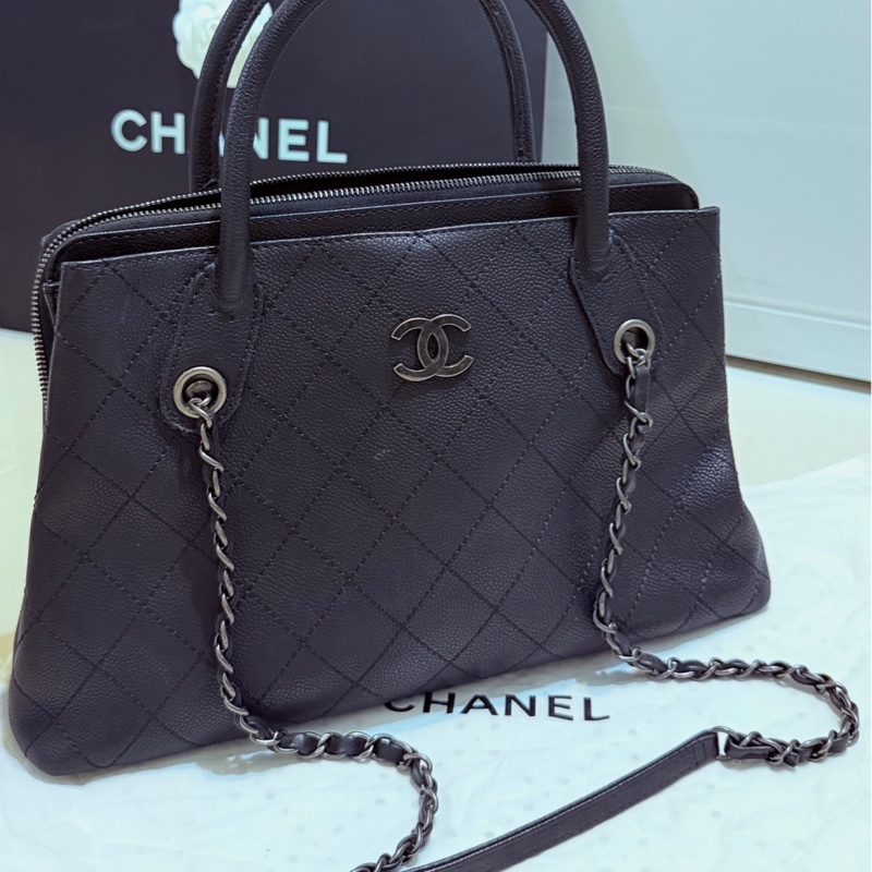 Chanel Urban Shopping Tote（香奈兒城市購物托特包），具備經典的菱格紋設計與皮革鏈條肩背帶-6