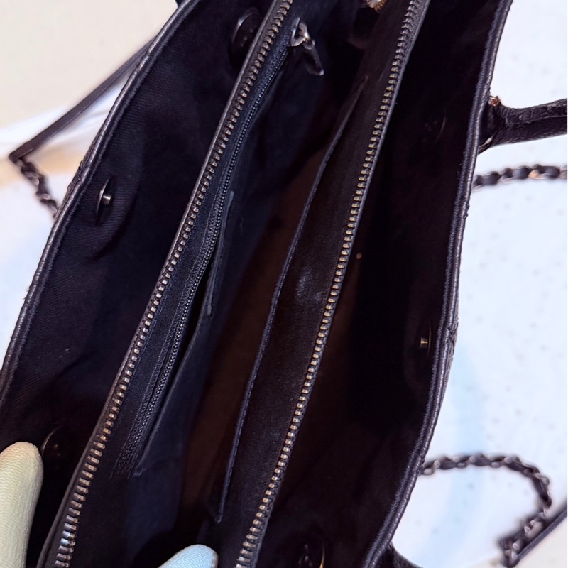 Chanel Urban Shopping Tote（香奈兒城市購物托特包），具備經典的菱格紋設計與皮革鏈條肩背帶-7