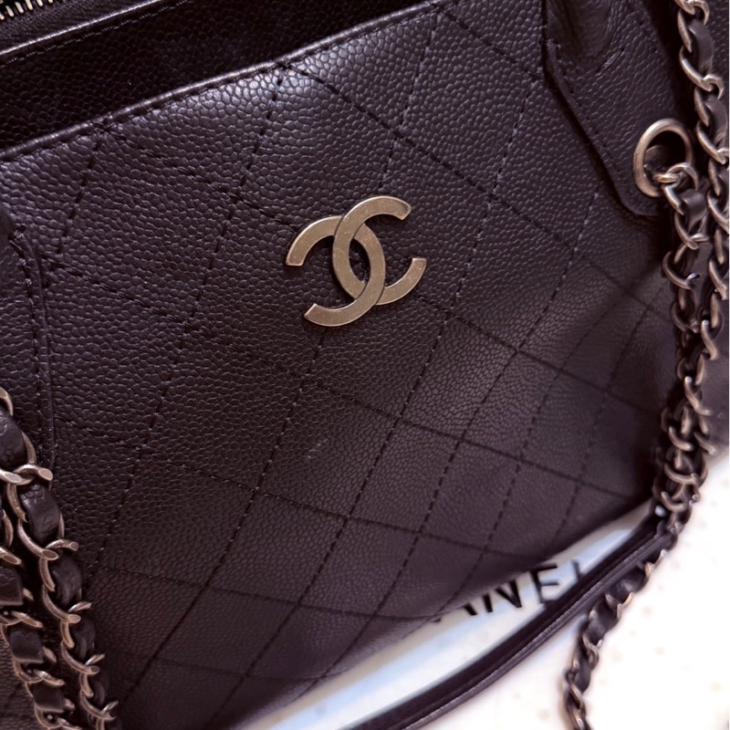 Chanel Urban Shopping Tote（香奈兒城市購物托特包），具備經典的菱格紋設計與皮革鏈條肩背帶-8