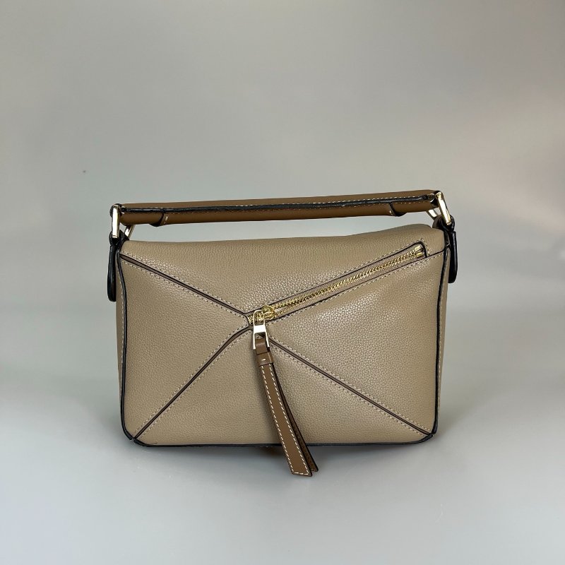 LOEWE 061952 卡其粒面PUZZLE包 小號-1
