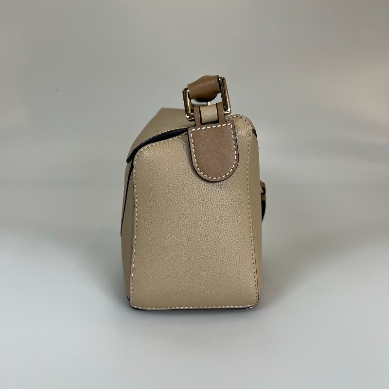 LOEWE 061952 卡其粒面PUZZLE包 小號-2