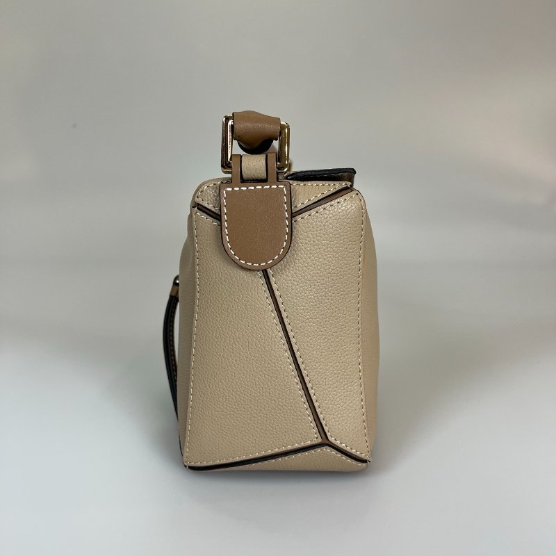 LOEWE 061952 卡其粒面PUZZLE包 小號-3