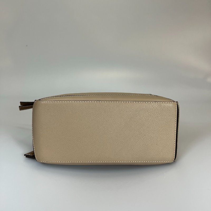 LOEWE 061952 卡其粒面PUZZLE包 小號-4