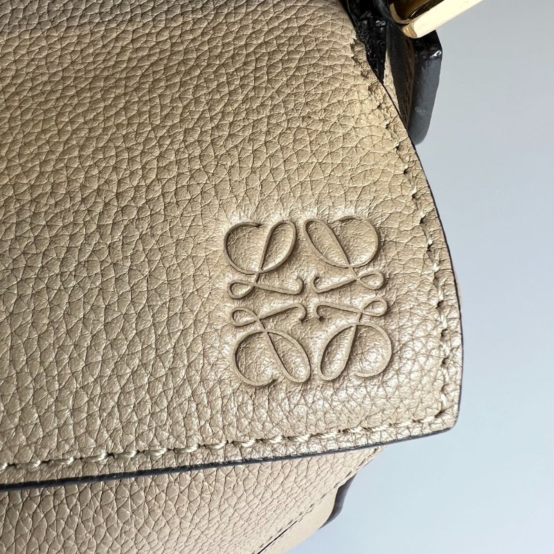 LOEWE 061952 卡其粒面PUZZLE包 小號-10