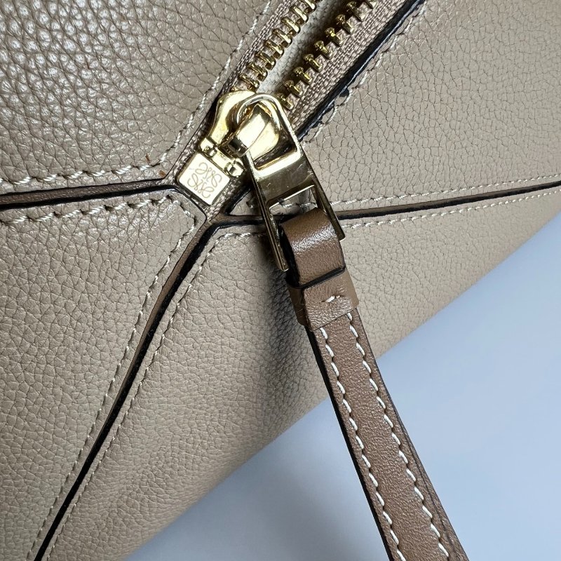 LOEWE 061952 卡其粒面PUZZLE包 小號-11