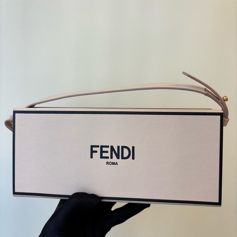 Fendi 芬迪 Pack 盒子包|橫版 Logo標識 拼色飾邊 淺粉色-0