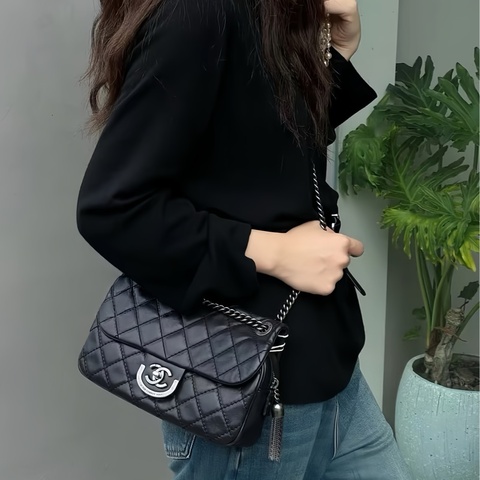Chanel 愛丁堡流蘇鏈條包｜黑銀配色太有氣場🖤