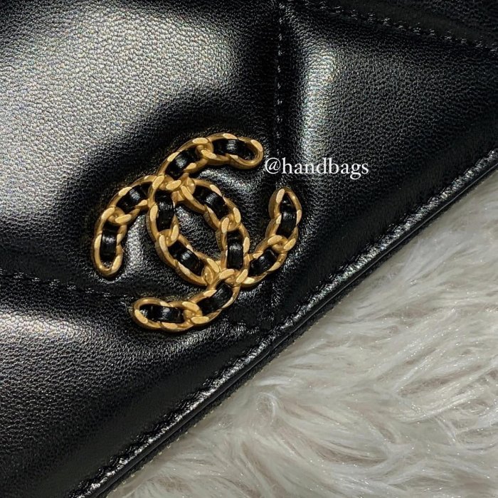 全新 現貨 CHANEL 19 黑色 小羊皮 金CC 紅內裏 ㄇ字 拉鍊 中夾 AP0948-3