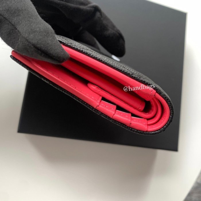 全新 現貨 CHANEL 新款 黑 荔枝皮 桃紅內裏 鏤空 雙C 釦式 皮夾 短夾 AP3185-3