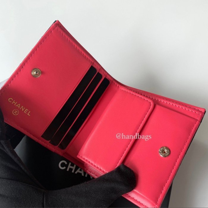 全新 現貨 CHANEL 新款 黑 荔枝皮 桃紅內裏 鏤空 雙C 釦式 皮夾 短夾 AP3185-6