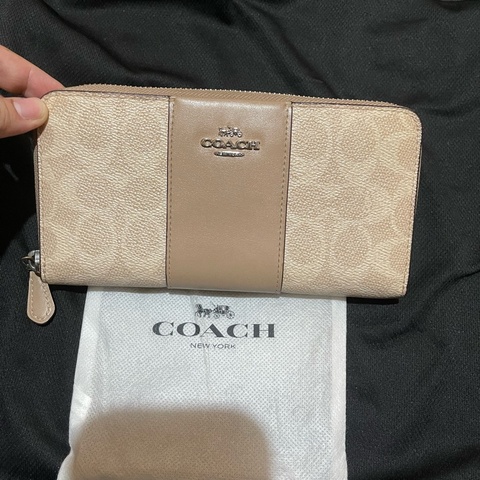 Coach金釦拼接奶茶長夾