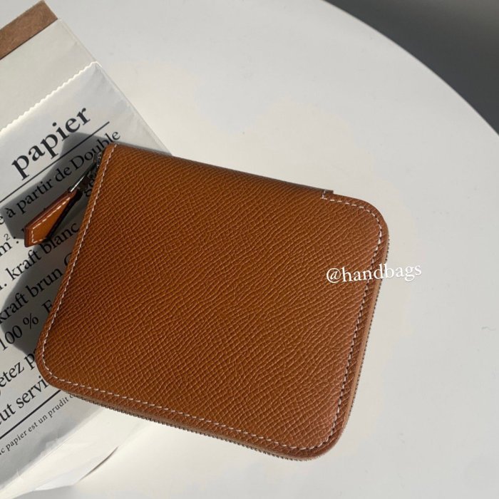 全新 現貨 HERMES Silk'in Compact 金棕色 6卡 幾何 內裏 絲巾 零錢 短夾-0