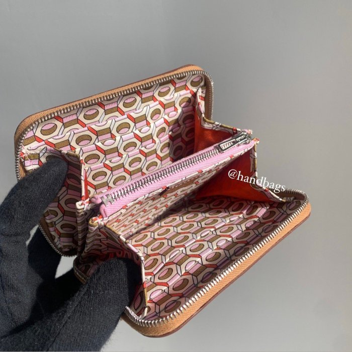 全新 現貨 HERMES Silk'in Compact 金棕色 6卡 幾何 內裏 絲巾 零錢 短夾-1