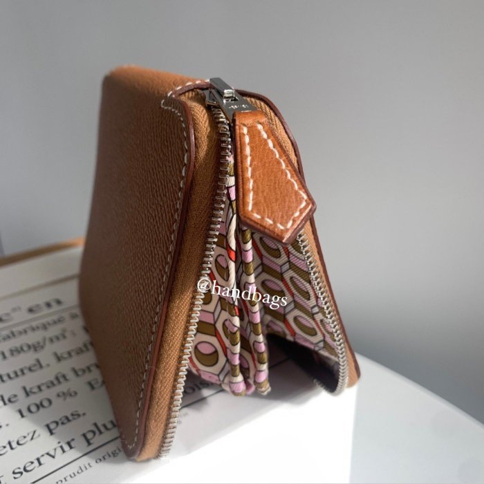 全新 現貨 HERMES Silk'in Compact 金棕色 6卡 幾何 內裏 絲巾 零錢 短夾-2