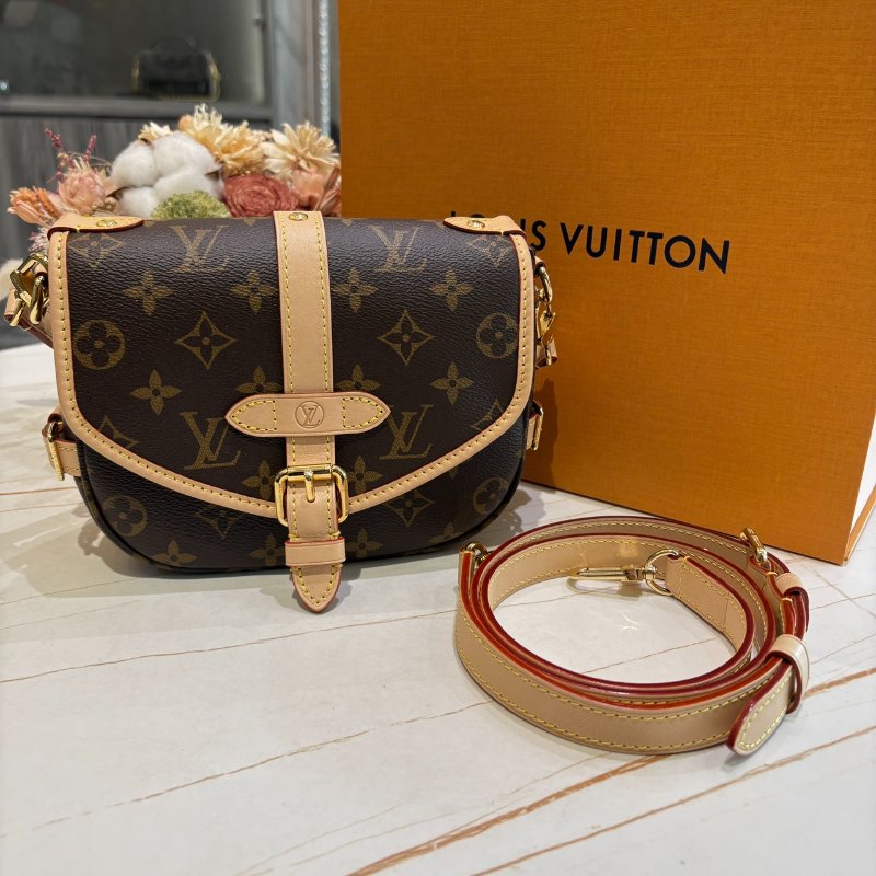*SHIHNA名牌精品* LV M46740 Saumur BB 經典Monogram帆布馬鞍包-0