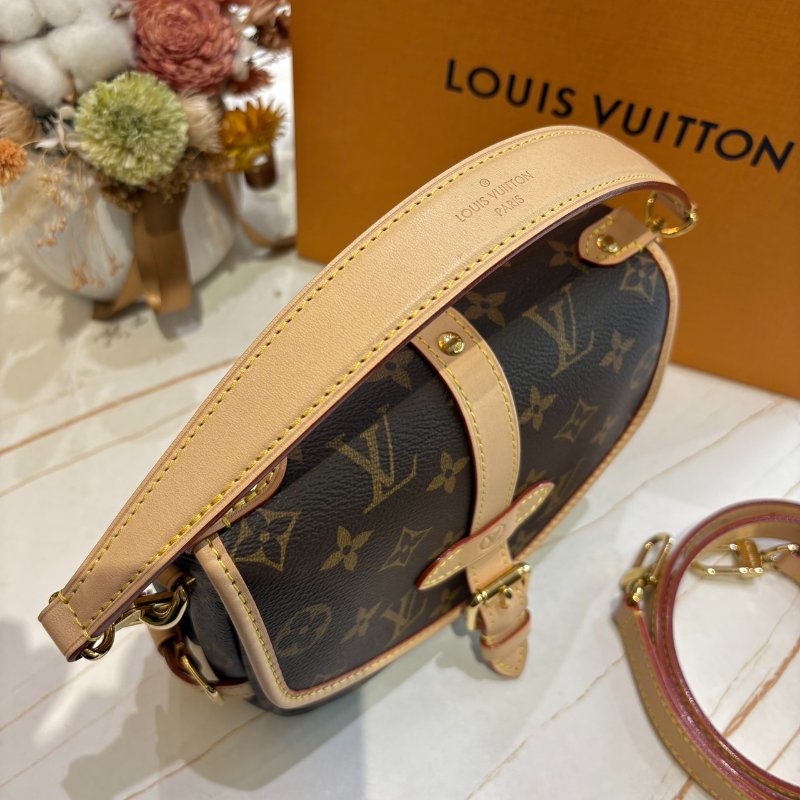 *SHIHNA名牌精品* LV M46740 Saumur BB 經典Monogram帆布馬鞍包-1