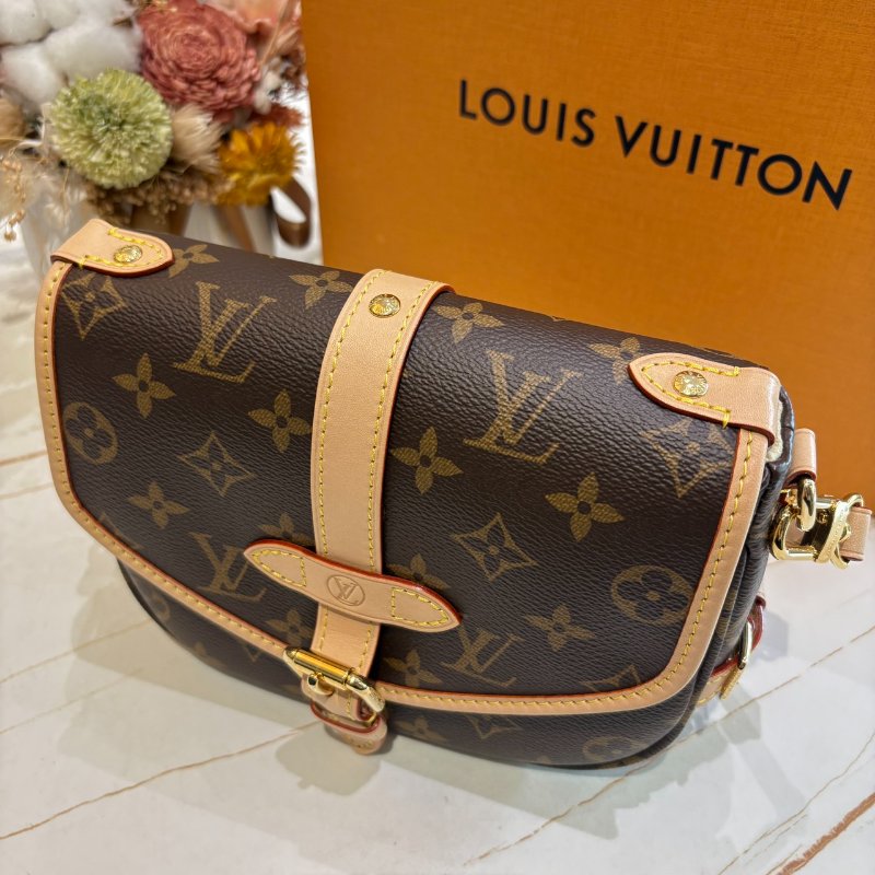 *SHIHNA名牌精品* LV M46740 Saumur BB 經典Monogram帆布馬鞍包-2