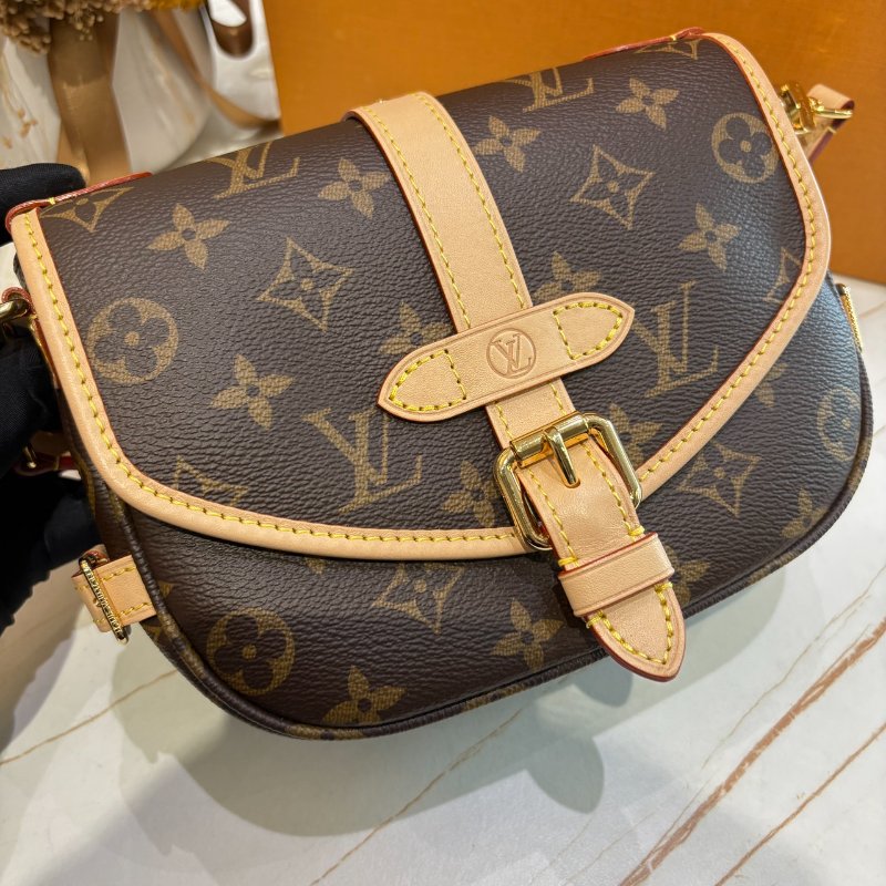 *SHIHNA名牌精品* LV M46740 Saumur BB 經典Monogram帆布馬鞍包-7