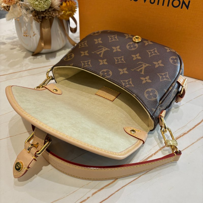 *SHIHNA名牌精品* LV M46740 Saumur BB 經典Monogram帆布馬鞍包-9