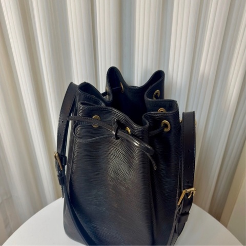 ✔️LOUIS VUITTON LV 路易威登 Epi Noe  水波紋水桶包／黑色
