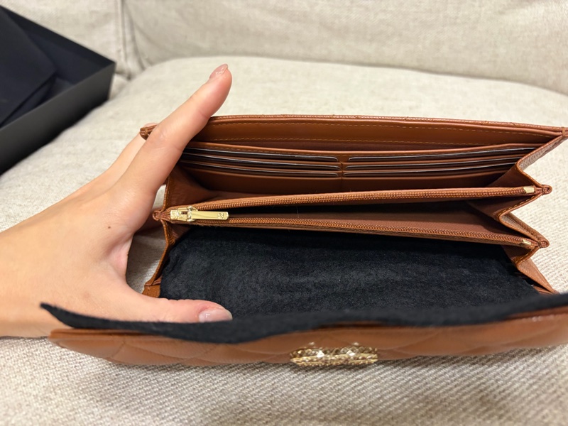 Chanel焦糖奶茶棕 荔枝皮扣式長夾 鑲鑽-3