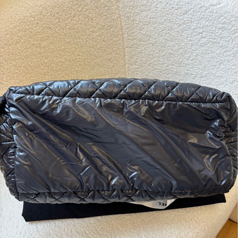 這隻包屬於香奈兒 Coco Cocoon(可可繭)系列,也常被稱為「羽絨包」、「太空棉包」或「王菲同款」-11