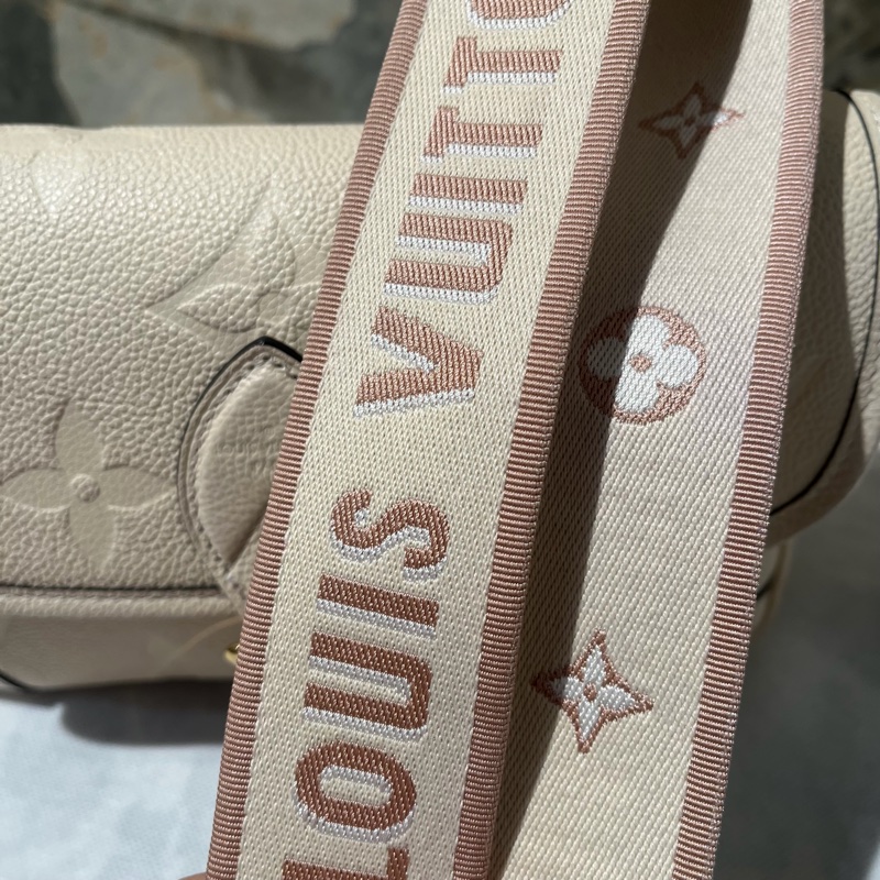 Louis Vuitton奶油白牛皮壓紋法棍包-8