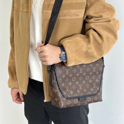 LV Magnetic老花郵差包 芯片款 尺寸約26*22*7 附件：塵袋