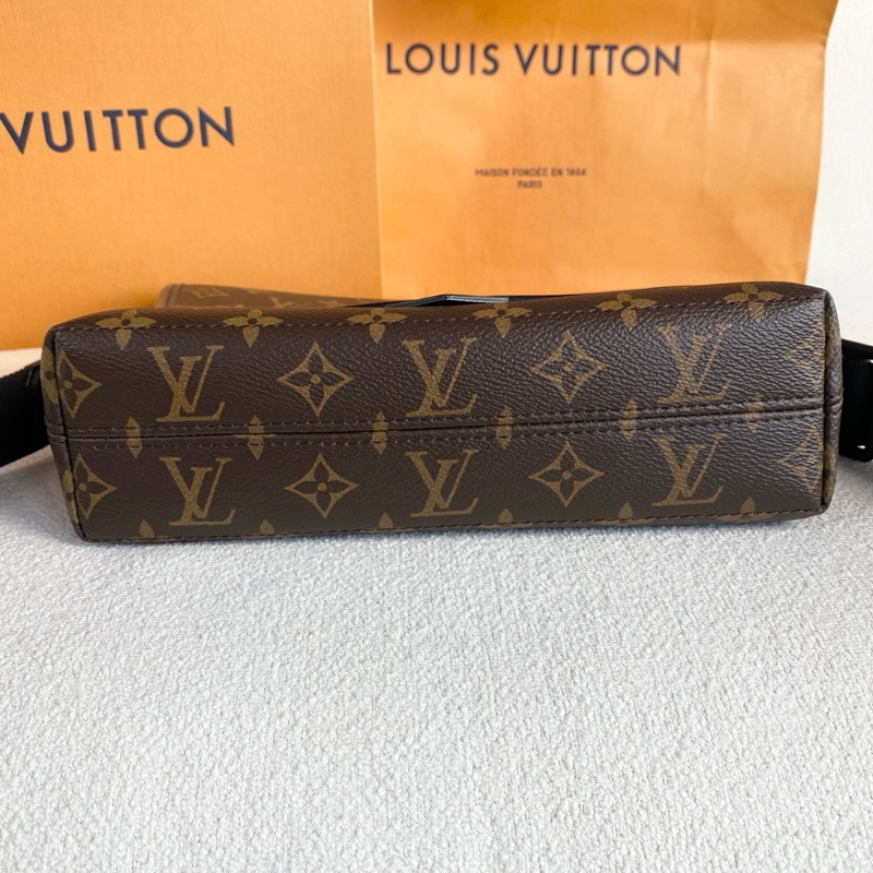 LV Magnetic老花郵差包 芯片款 尺寸約26*22*7 附件：塵袋-4