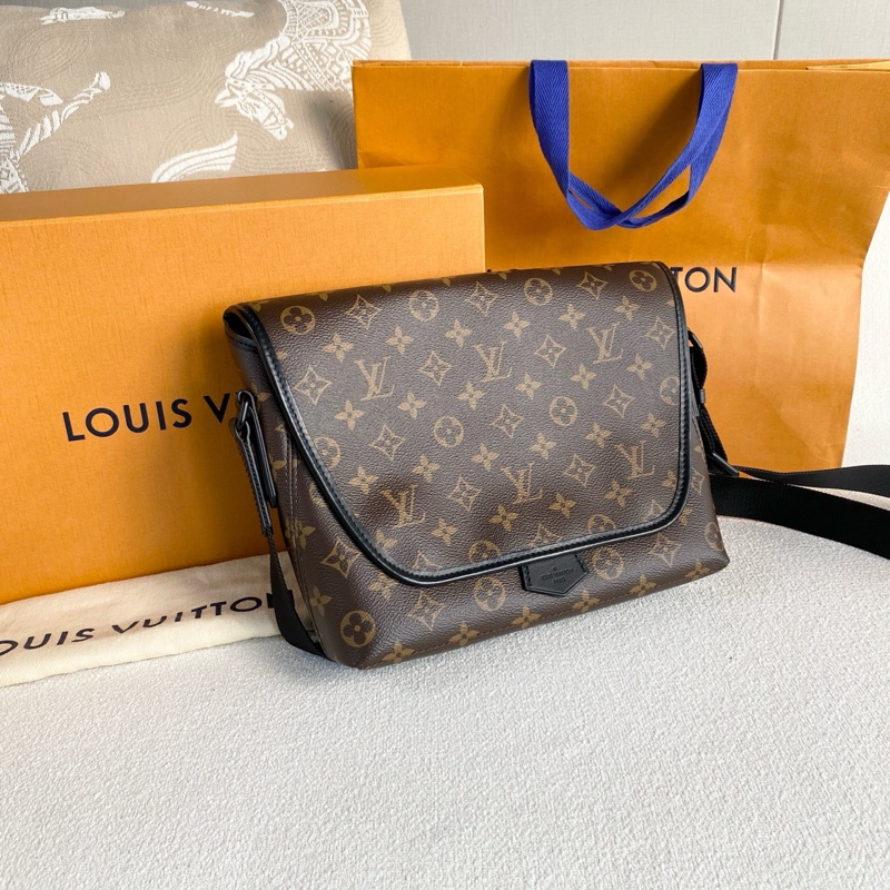 LV Magnetic老花郵差包 芯片款 尺寸約26*22*7 附件：塵袋-5