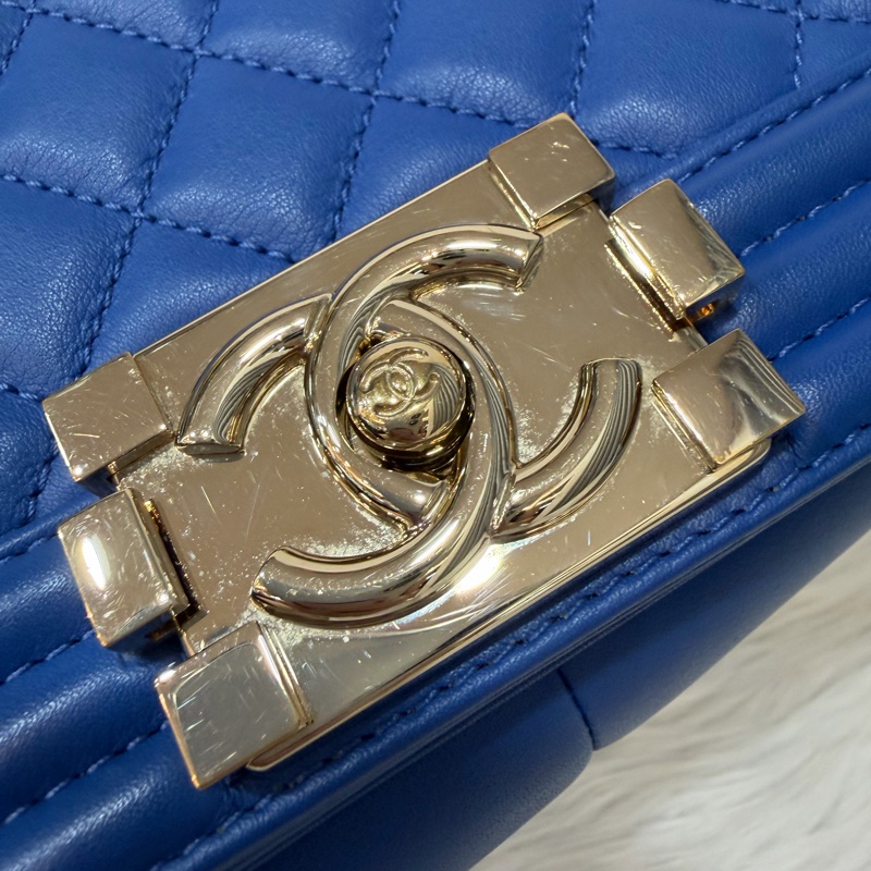 CHANEL A67086 COCO BOY 25 閃電藍羊皮 菱格 淡金釦 斜背包肩背包男孩包口蓋包-14