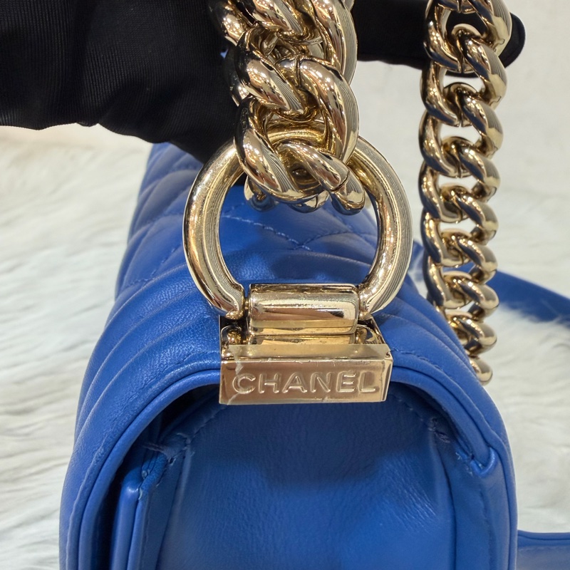 CHANEL A67086 COCO BOY 25 閃電藍羊皮 菱格 淡金釦 斜背包肩背包男孩包口蓋包-20
