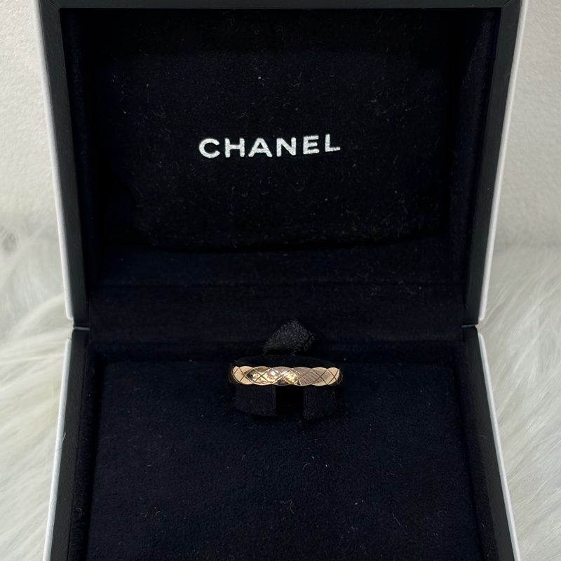 CHANEL J11785 菱格紋圖騰 窄版 18K BEIGE米色金 COCO CRUSH戒指-0