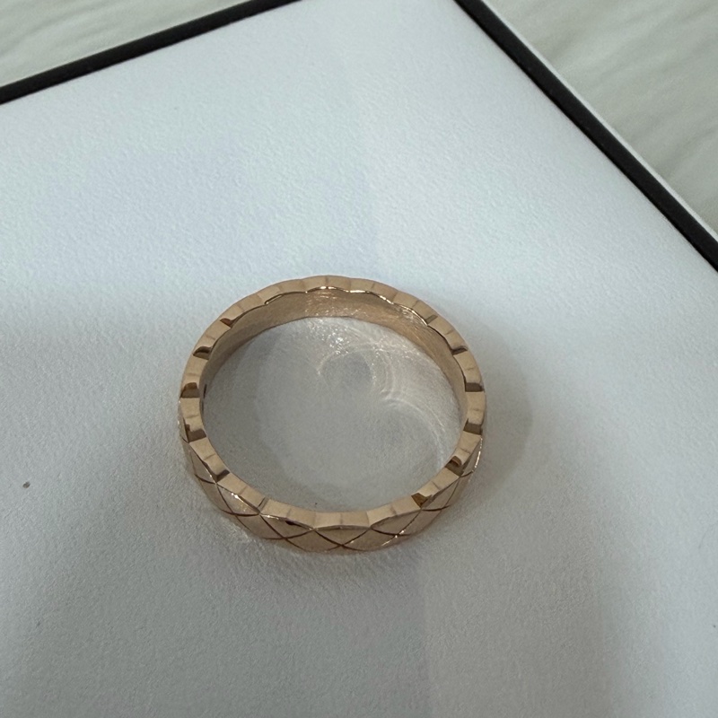CHANEL J11785 菱格紋圖騰 窄版 18K BEIGE米色金 COCO CRUSH戒指-2