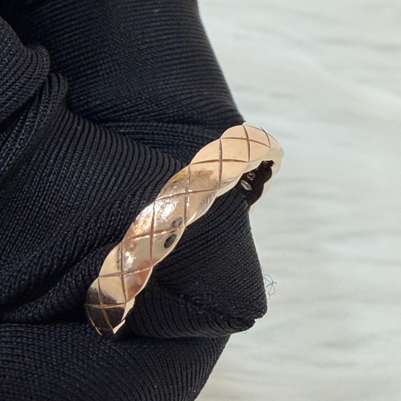 CHANEL J11785 菱格紋圖騰 窄版 18K BEIGE米色金 COCO CRUSH戒指-4