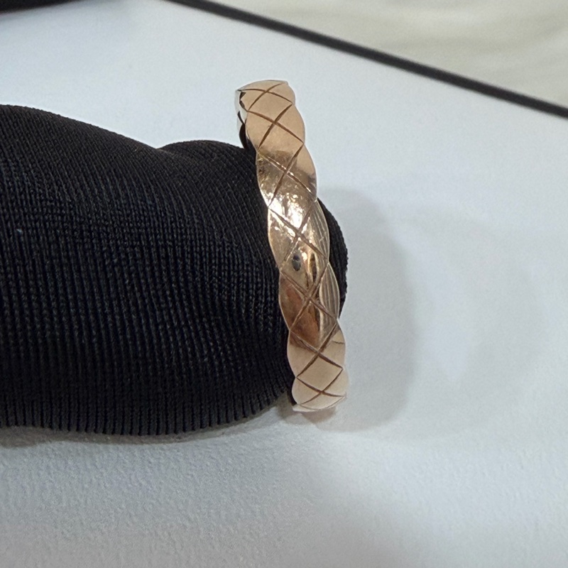 CHANEL J11785 菱格紋圖騰 窄版 18K BEIGE米色金 COCO CRUSH戒指-8