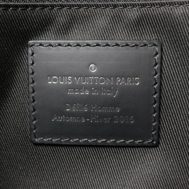 LOUIS VUITTON Monogram Eclipse Voyager肩背袋-5