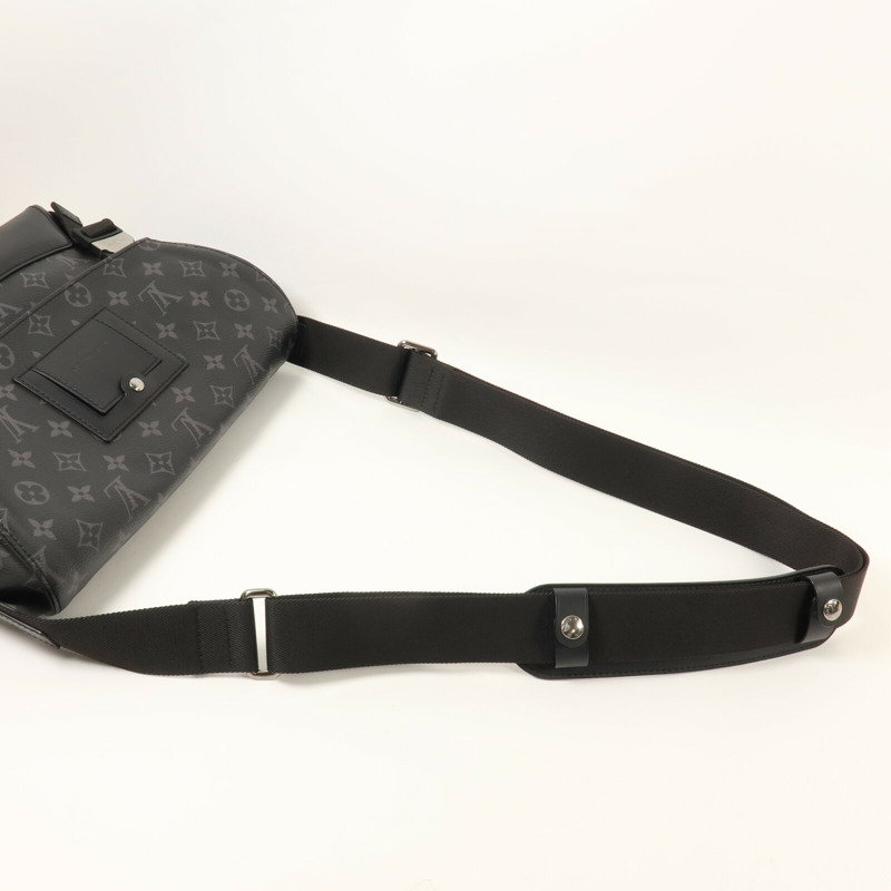 LOUIS VUITTON Monogram Eclipse Voyager肩背袋-6